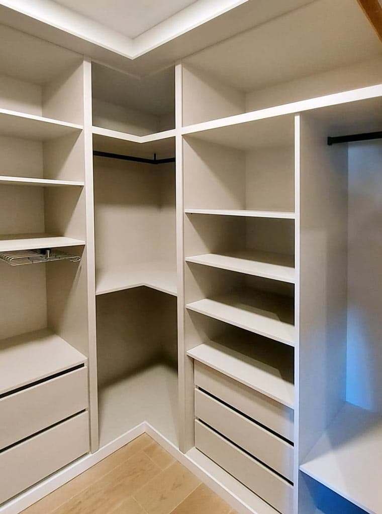 Escoja el material que mejor le convenga para su armario o vestidor a medida