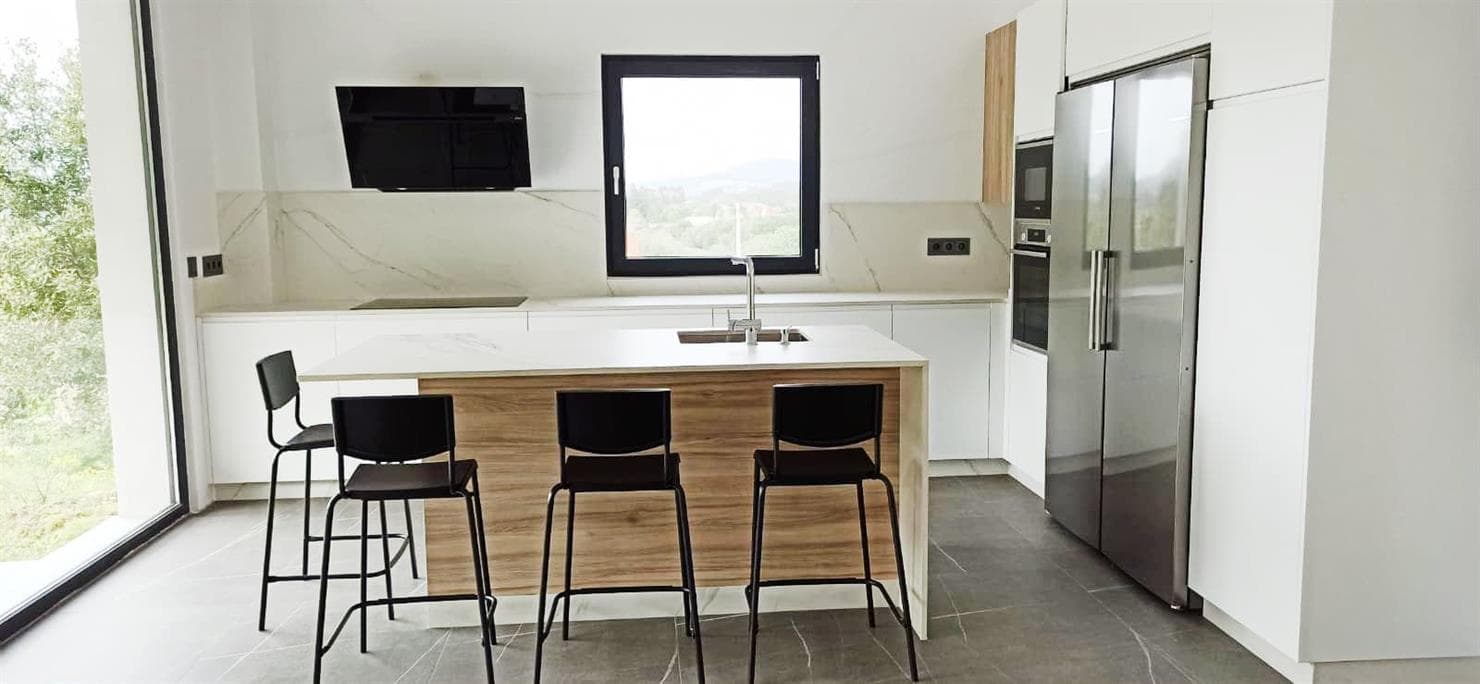Nuestros trabajos de fabricación e instalación de cocinas en A Coruña