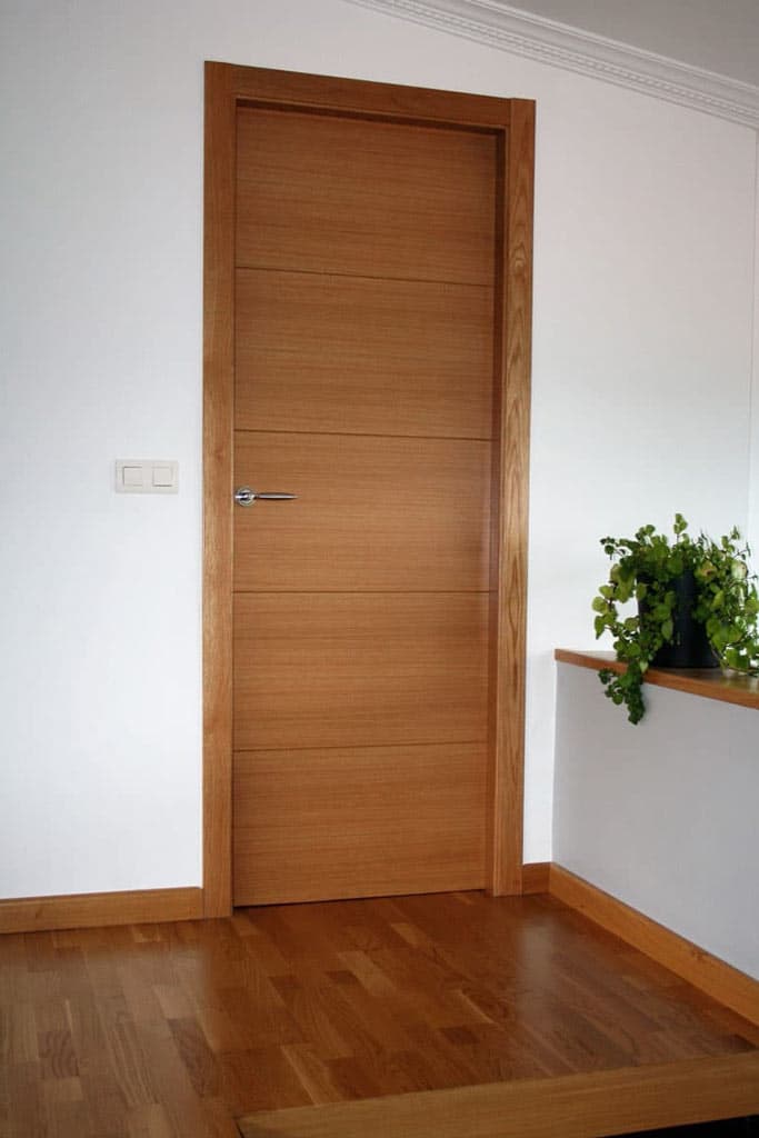 Sus carpinteros especializados en fabricación de puertas de madera